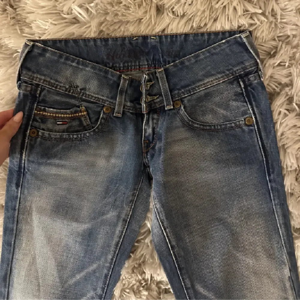 Supersnygga jeans köpta här på plick som tyvärr var för små, skulle säga att dem passar storlek 32 (lånade bilder) skriv för egna bilder/funderingar. Jeans & Byxor.