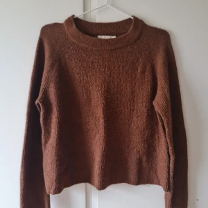 Stickad tröja Pieces  - Brun stickad tröja från Pieces i storlek M, fint skick