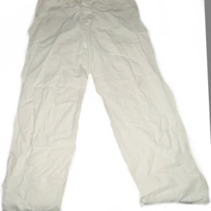 Beiga linnebyxor från Hm, perfekt till sommaren  - Linne byxor från hm med tumm och svalt tyg, sitter inte alls taight, från 1,45 till 1,55cm man kan vara lite längre och vila upp om man tycker det är snyggt.