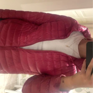 Uniqlo jacka - Uniqlo jacka i röd rosa färg beroende på ljuset. Väldigt bra skick, storlek L men skulle säga mer som M💕💕 