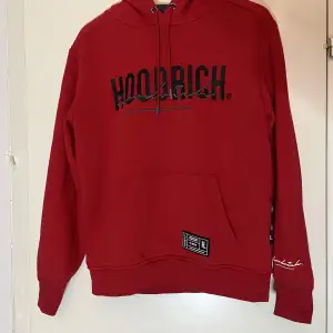 Säljer min hoodrich hoodie då jag ej använder den längre. Haft på mig den endast 4 gånger och det är inga fel på den. Kom gärna med prisförslag.  (Nypris 800kr)