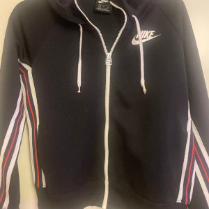 Nike tröja - Dam Nike tröja i storlek S , i bra skick och tröjan säljs för 180 kr