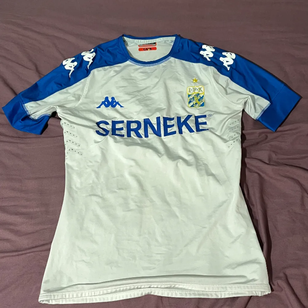 Fick den från en IFK spelare vid namn Kristoffer Da Graca, . T-shirts.