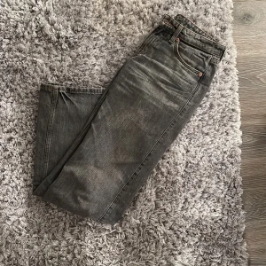 weekday arrow jeans - bra skick bara använda 5 gånger w26 l32 dom passar precis vid ankeln och jag är 172 köp via köp nu💖