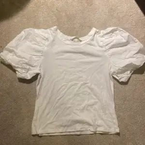 Nu säljer jag min fina vita H&M tröja med puffärmar.💞Den är lite använd men som ny. Den skickas men kan också mötas upp i Mölnlycke/Mölndal. Om ni har frågor skicka till mig så svarar jag!💕