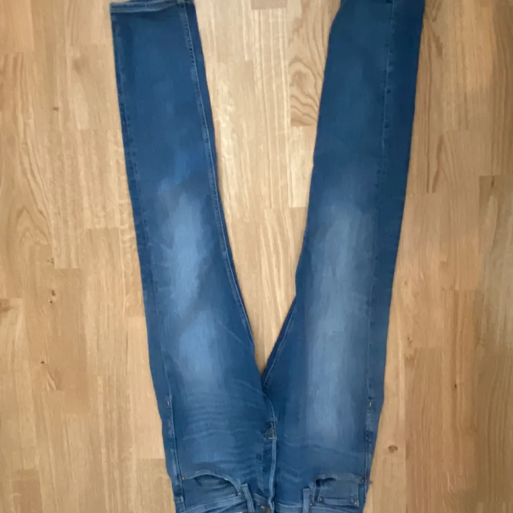 29-30. Riktigt snygga jeans i bra skick. Slim fit. Har tyvärr växt ur. Jeans & Byxor.