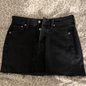Jeanskjol - Jättefin jeanskjol till sommaren💕💕Superfint skick då den aldrig är använd!! Köp via knappen ”köp nu”🙏🏼
