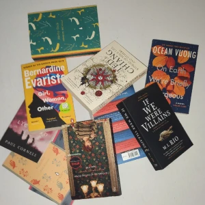 engelska böcker  - en massa booktok böcker o lite annat. Allt på engelska. Många har blivit läst flera gånger och det märks men vissa är i nyskick eller olästa. Priset bestämmer vi tillsammans. Fråga gärna efter fler bilder eller om du undrar nåt. 