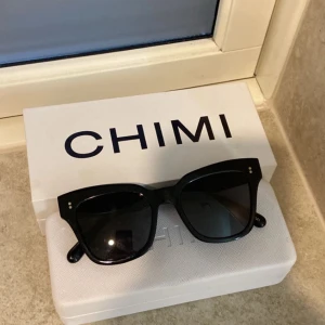 Chimi solglasögon - Säljer mina jättefina chimis!! Är i den gamla 07 modellen så går inte att få tag på längre❤️skriv för fler bilder eller frågor! Använda varsamt❤️öppen mot byten mot modellen 04
