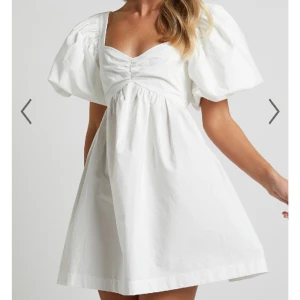 Studentklänning - Säljer en jättefin studentklänning som är helt oanvänd men tyvärr inte gick att skicka tillbaka då den inte riktigt passade mig💕