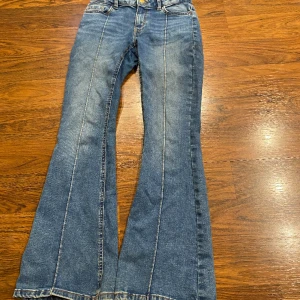 Jeans - Blåa jeans köpt för ca 400