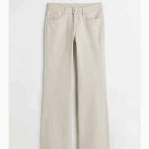 Lågmidjade jeans - Säljer mina beige lågmidjade jeans då dom är något för korta för mig som är 163. Annars sitter dom väldigt fint och är i bra skick.