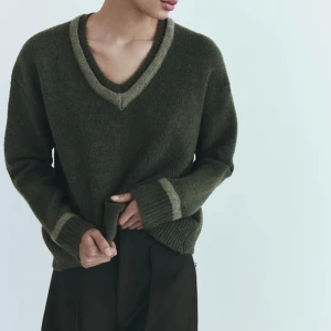 Stickad tröja zara - Supermysig grön stickad tröja! Har även använt den bak och fram som en kofta! Supersnyggt!! 