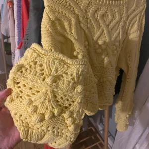 Zara stickad tröja boho  - Färg: gul som på första bilden!  Kroppad stickad boho tröja 