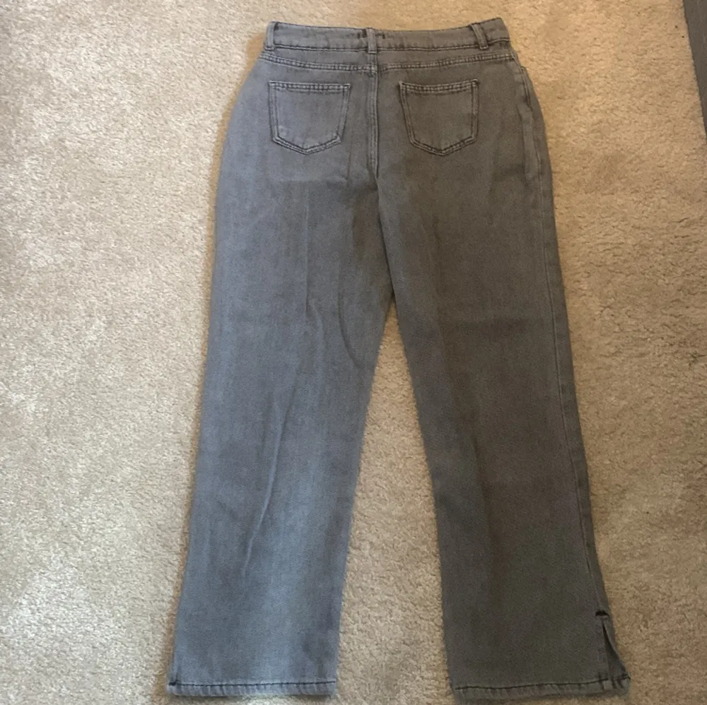 Oanvända jeans med prislappen kvar ifrån Boohoo, storlek 42. . Jeans & Byxor.