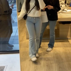 Lågmidjade byxer - Jättesnygga lågmidjade byxer, från h&m, Använt 3-2 gånger, använder inte jeans längre så de kommer inte till användning! Storlek 34 men funkar för 36 ochså.