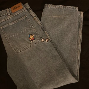 Butter worldwide jeans  - Baggy fit jeans 28W köpta från Junkyard. Har används ett par gånger men är fortfarande i bra skick, defekter längs ner på byxorna men är dom är ej så synliga. Pris kan diskuteras. 
