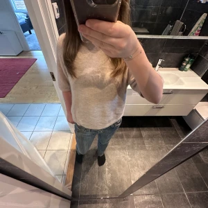 Stickad trekvartströja - Säljer min fina tröja från &otherstories då den inte kommer till användning längre.💕Använd max 5 gånger och köpt för 700.