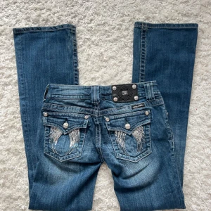 Miss me jeans  - Miss me jeans i nyskick! Storlek 26. Innerbenslängd:82 midjemått:35 (x2) + stretch. Vill du köpa trycker du på köp nu. Jag postar inom 24h