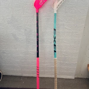 Innebandyklubbor + väskan  - De är använda under en säsong, absolut nya.  