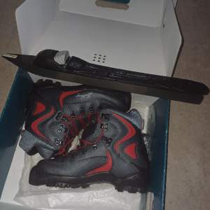 X-ARC w'ms skor i stl 38 med skidor från Salomon (nypris 3000kr) år 1996 