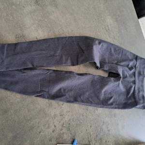 Träningsbyxor  - Fint skick  Ribbade   Frakt tillkommer   