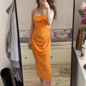 ZARA klänning  - Orange lång klänning fr. ZARA. Jag är 157 och den slutar en bit innan fötterna. Endast testad men lapparna är klippta. Säljer för jag ångrade valet av färg. Kuns står för frakt🧡