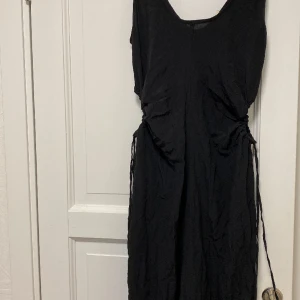 H&m  - Klänning från H&m endast använd en gång, med en magöppning som man kan justera och en liten slits slutar en bit över fötterna  på mig som är ungefär 160