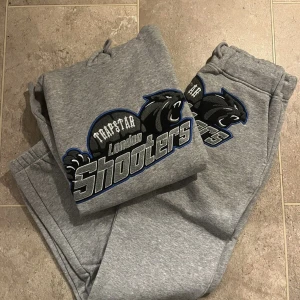 Trapstar shooters tracksuit - Hej jag säljer min tracksuit som ej kommer till användning längre. Använd endast 4 gånger. Storlek L men passar en lång person på storlek M. Jag själv är 191 och väger 92 kg så den sitter bra på mig. Nypris för denna ligger på cirka 2500kr 