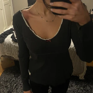 Odd Molly topp grå - Säljer 3 olika oddmolly toppar, en grå/navy, ljus rosa och en vit! Grå navy är Strl S och resterande är Strl M 💓