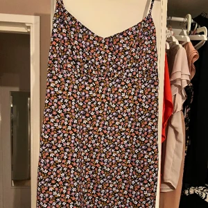 Ny klänning från Nelly  - Oanvänd. Resår i ryggen och drapering vid byst. 