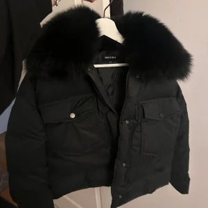 Charlie down jacket black - Säljer denna dunjacka från meotine jag köpte nu i december 2023💕 Enda defekten är ett märke på insidan av kragen från mitt smink. Skriv privat för bild! Nypris 3800kr. Sista bilden är lånad❗️