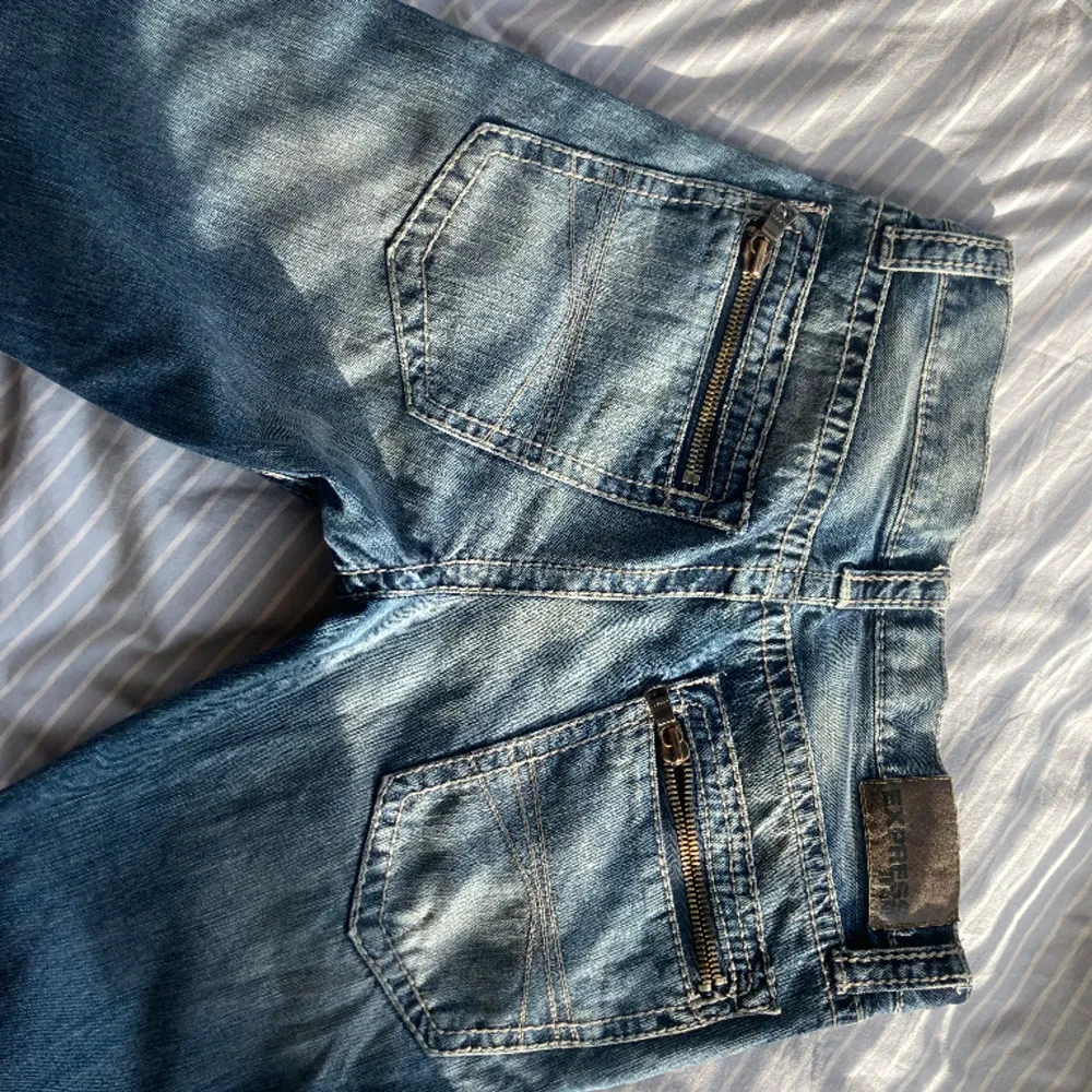 Jeans med coola detaljen! Straight fitt ganska lagom långa på mig som är 1,74. Skriv till mig för mer detaljer!💕 Frakten står du för🎀💕. Jeans & Byxor.