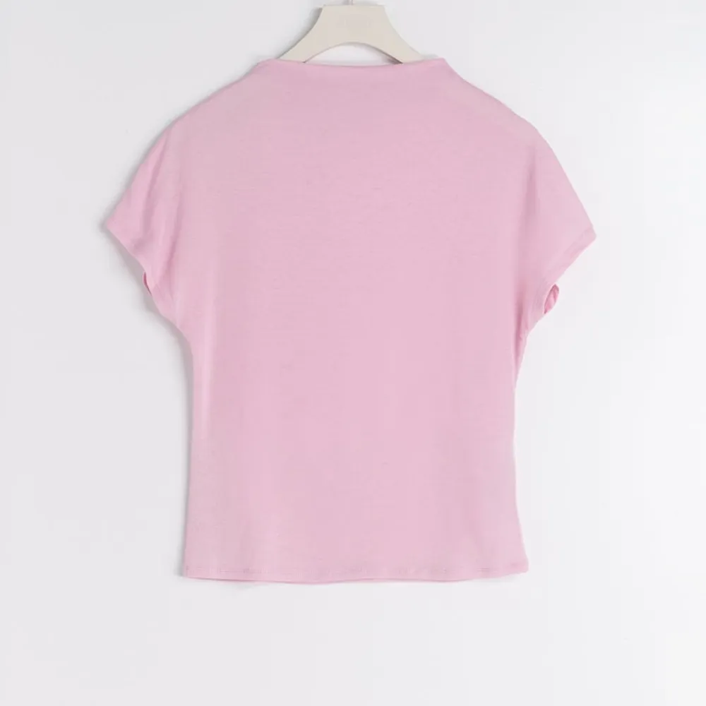 Jättefin rosa tröja, säljer då den inte används💞 tunt matial, skriv för fler bilder . Toppar.