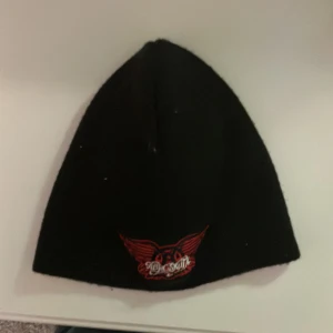 Vintage Aerosmith mössa  - Är i skit bra skick och har nästan aldrig använts.  Mått Bredd: 22 cm Höjd: 21 cm  (KAN SNACKA OM PRIS)
