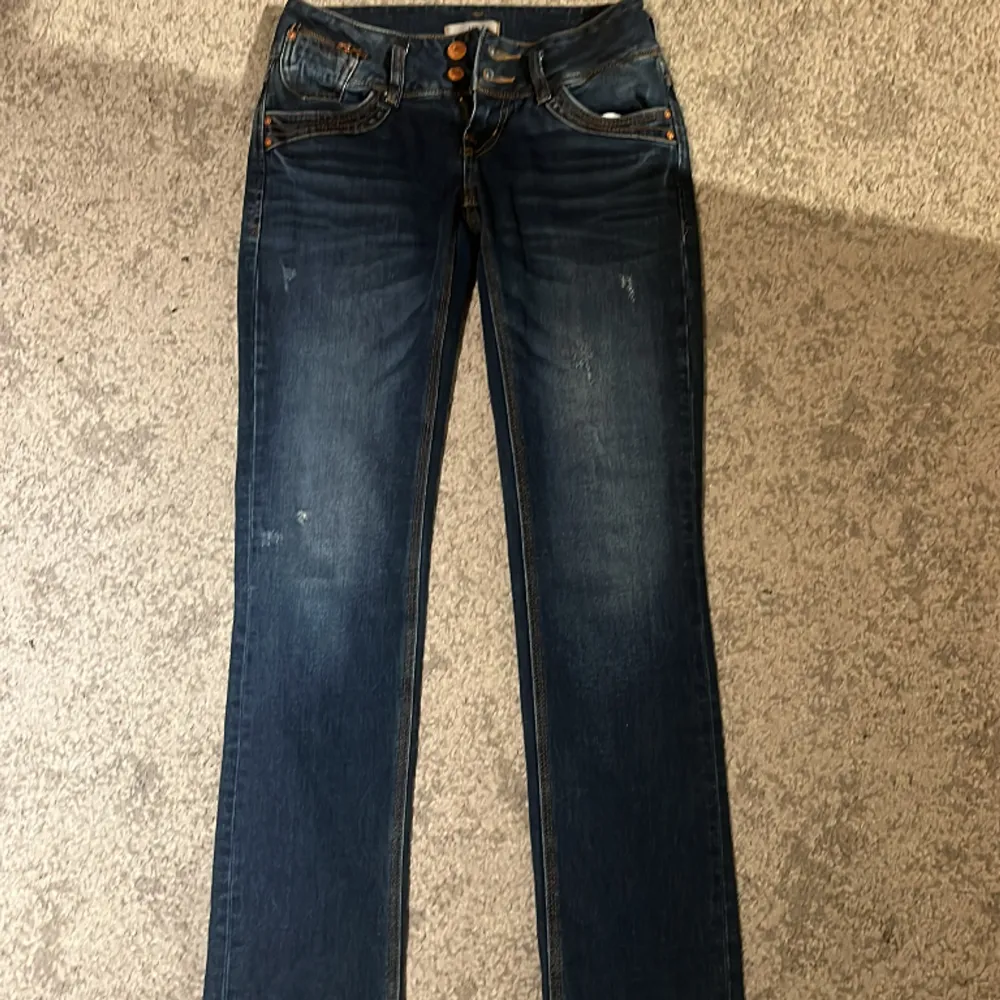  Säljer mina skit snygga ltb jeans!!!💞 Köpte de på Plick nyligen, men säljer då de var för små för mig. Bra skick, inga defekter alls🤩Pris går att diskutera!. Jeans & Byxor.
