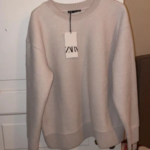 Oversize tröja  - Helt ny, aldrig använd  Prislappen kvar  Storlek S men är väldigt stor i storleken 