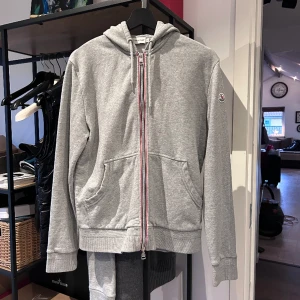 Moncler Zip Up Hoodie - Moncler Zip Up Hoodie i nyskick, storlek L passar M. Nypris 5500kr mitt pris 2000kr! Bara att skriva vid frågor eller funderingar, över 60 refs finns! :)