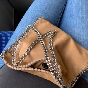 Stella McCartney liknande väska  - Så fin Stella McCartney liknande väska! 🙌🏼 knappt använd, köpt second hand 