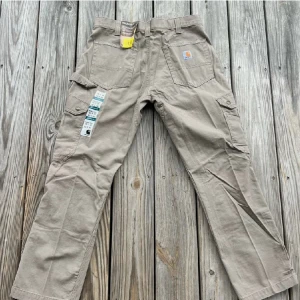 Carhartt Cargo Pants - Som ny carhartt cargos, relaxed straight fit (L: 103cm, W: 44cm). Väldigt starka och bra kvalitet. Jag är 180cm och 78kg och de passar perfekt👍👌 
