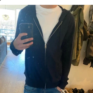 Stickad zip tröja - Fet stickad zip tröja köpt för 1000 o säljer för 350kr. Storlek S och är i 8/10 skick. Lite slitning vid luva skriv för bild