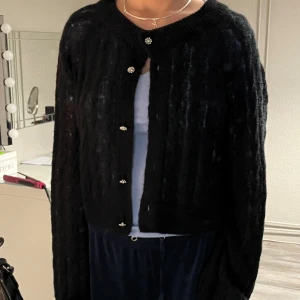 Kofta - Jättegullig kofta från Lindex, helt oanvänd!🥰Är i storlek L men funkar till S/M! 