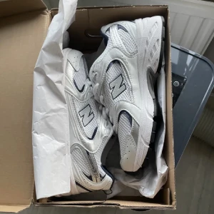 New Balance 530 - Helt nya New Balance skor, har aldrig blivit använda och har fortfarande prislapp. Orginal pris är då 1400kr, mitt pris: 950kr. Skorna har inga defekter. Skriv gärna om ni har några andra fragor💕
