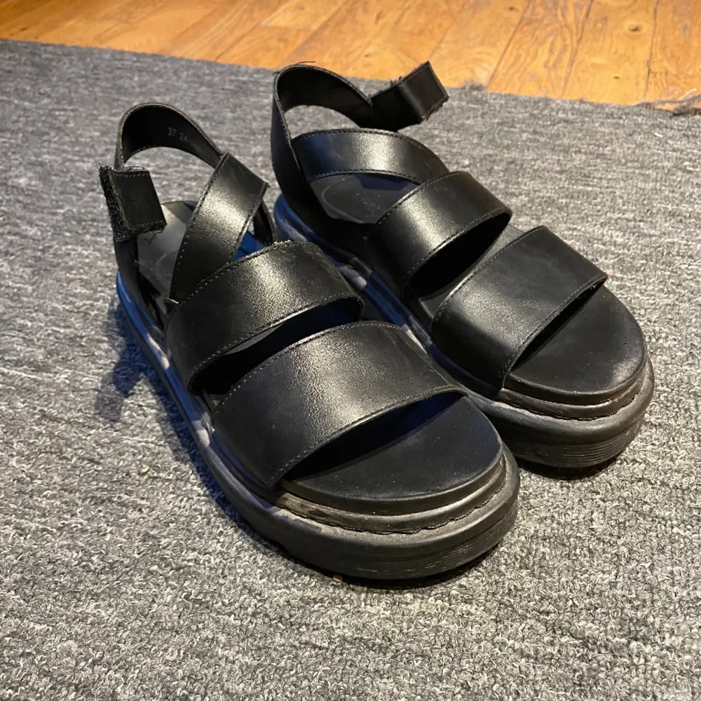 Ett par sandaler i storlek 37 som har bra skick och sparsamts använts :) har inga defekter vad jag kan se som till exempel smutsfläckar . Skor.