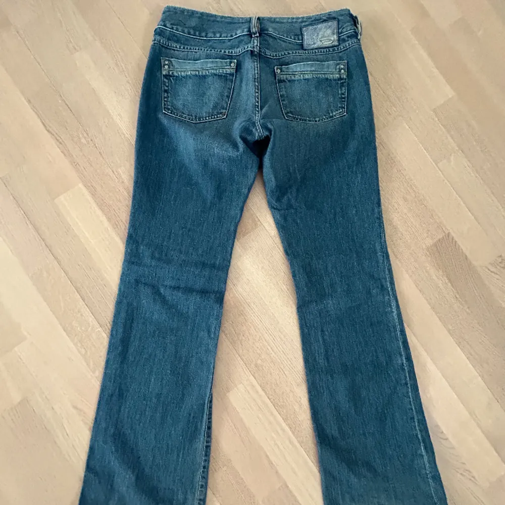 Säljer mina vintage Diesel botcut jeans, då de tyvärr blivit för stora! Bra skick, storlek 30 ☺️. Jeans & Byxor.