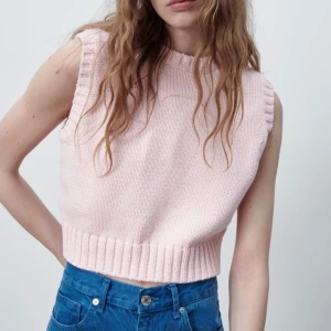 Rosa väst - Rosa miniväst från Zara! Använd fåtal gånger, storlek S ☺️