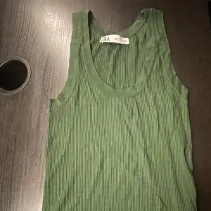 Mörk grönt ribbat linne från Zara, går ej att köpa längre, kontakta om du har några frågor! linnet är mörkare än vad de ser ut på bild på bilden är tagen med blixt🤗