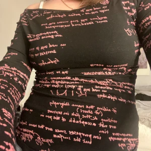 Långärmad topp - Långärmad topp köpt på Humana!! Märket är Susy Mix 💕  Finns några små hål på tröjan som redan var där när jag köpte den. Men hålen är små och knappt märkbara! 