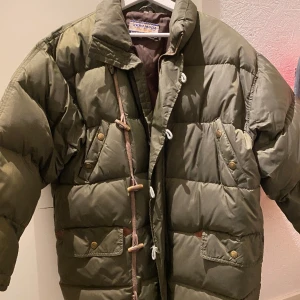 Vinterjacka  - En sjukt varm vinterjacka som liknar fjällräven i modellen. Passar S-L. Köpt för 800❤️finns inte att köpa längre.