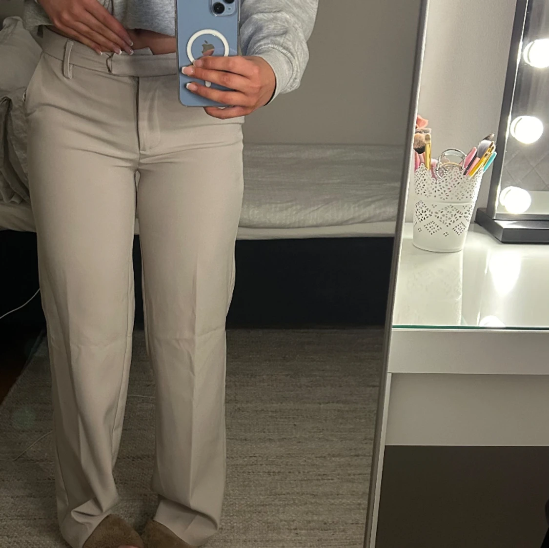 Beiga kostymbyxor från bikbok  - 90